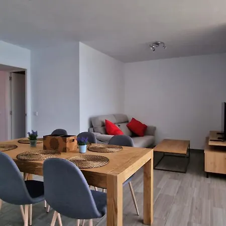 Palmeras - Seafront For 6 With Glazed Terrace And Marina Views Appartement