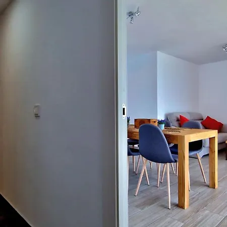 Palmeras - Seafront For 6 With Glazed Terrace And Marina Views Appartement *